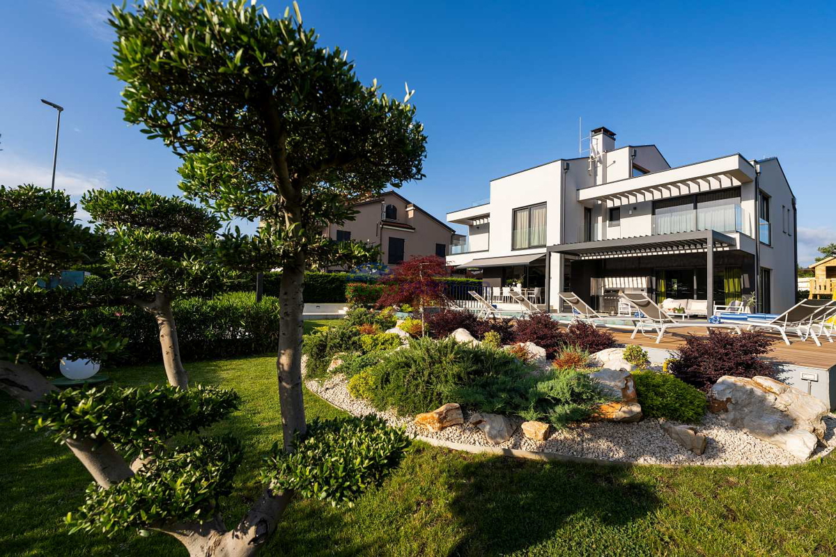 Moderna vila s pogledom na morje, Poreč, 900 m od morja