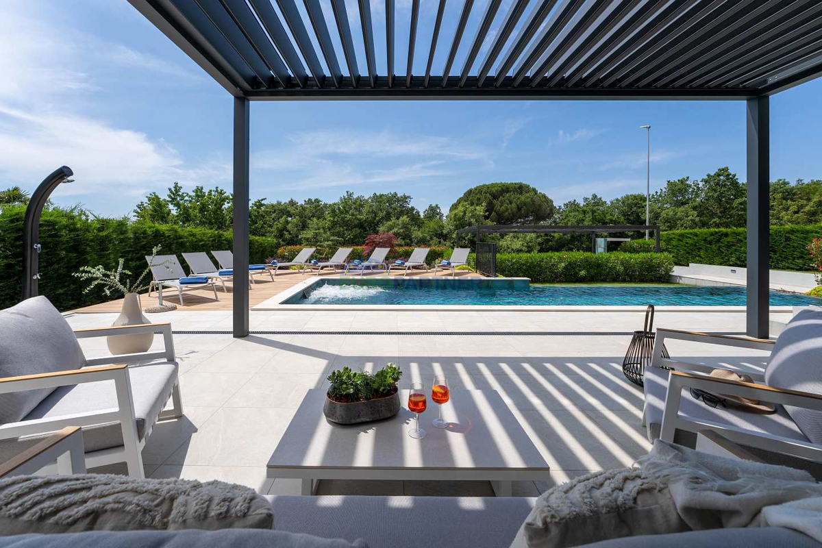 Moderna vila s pogledom na morje, Poreč, 900 m od morja