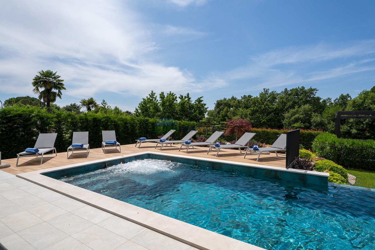 Moderna vila s pogledom na morje, Poreč, 900 m od morja