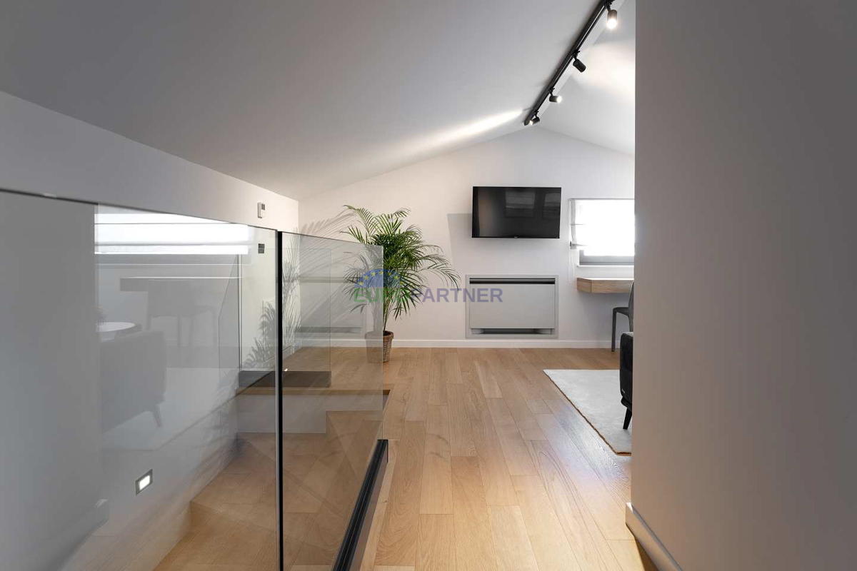 Moderna vila s pogledom na morje, Poreč, 900 m od morja