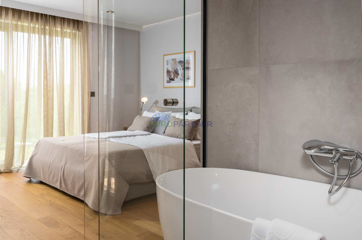 Moderna vila s pogledom na morje, Poreč, 900 m od morja