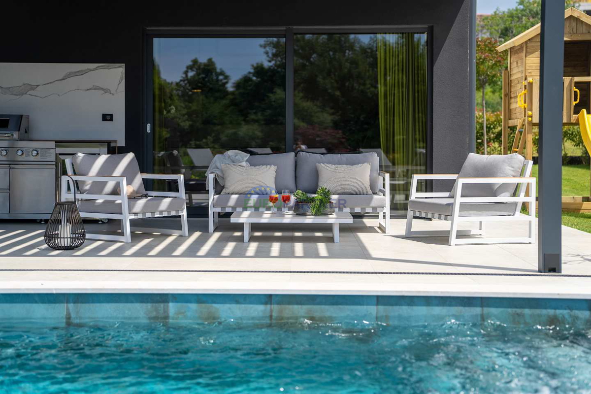 Moderna vila s pogledom na morje, Poreč, 900 m od morja