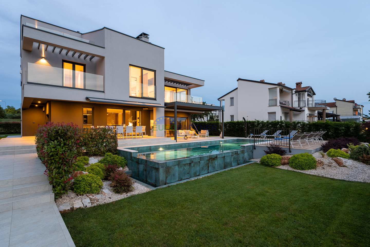 Moderna vila s pogledom na morje, Poreč, 900 m od morja