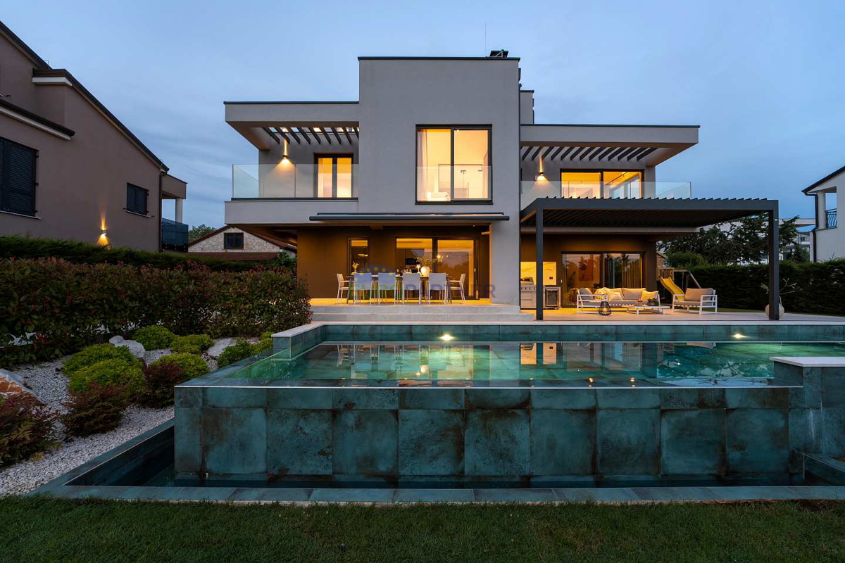 Moderna vila s pogledom na morje, Poreč, 900 m od morja