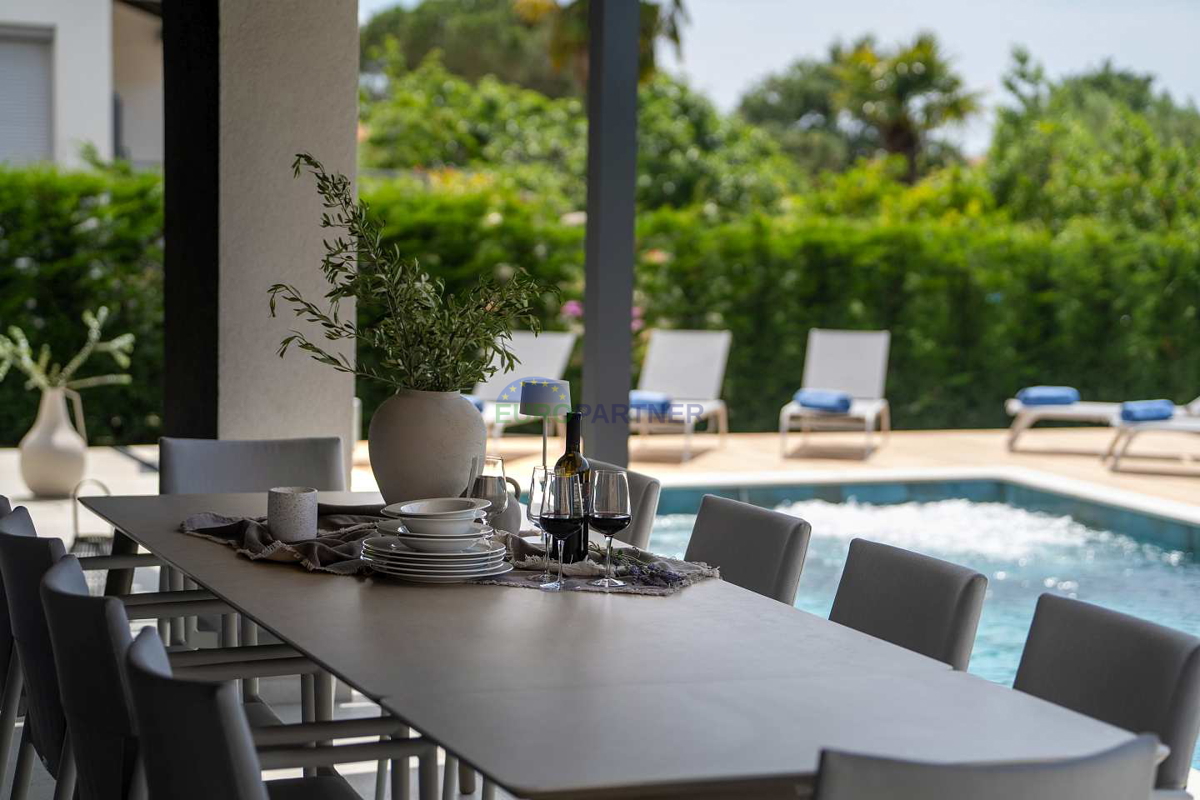 Moderna vila s pogledom na morje, Poreč, 900 m od morja