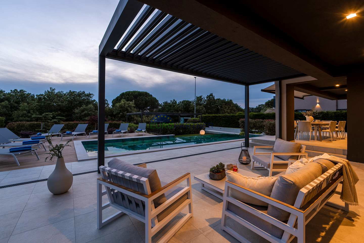 Moderna vila s pogledom na morje, Poreč, 900 m od morja