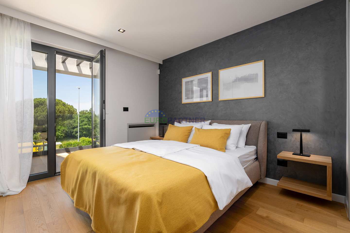 Moderna vila s pogledom na morje, Poreč, 900 m od morja