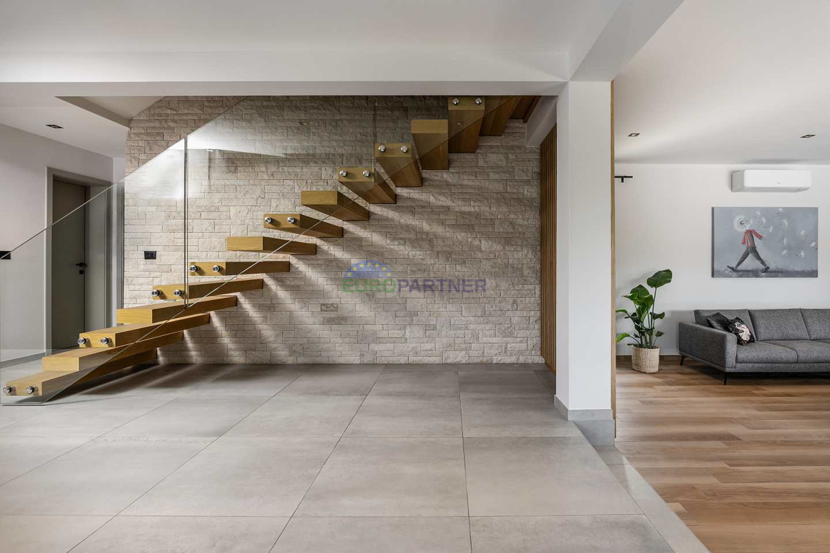 Moderna vila s pogledom na morje, Poreč, 900 m od morja