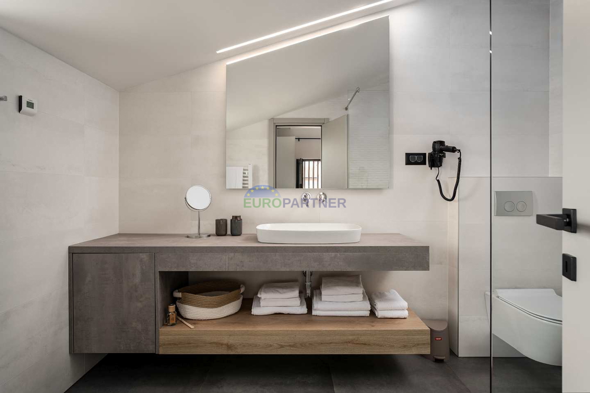 Moderna vila s pogledom na morje, Poreč, 900 m od morja