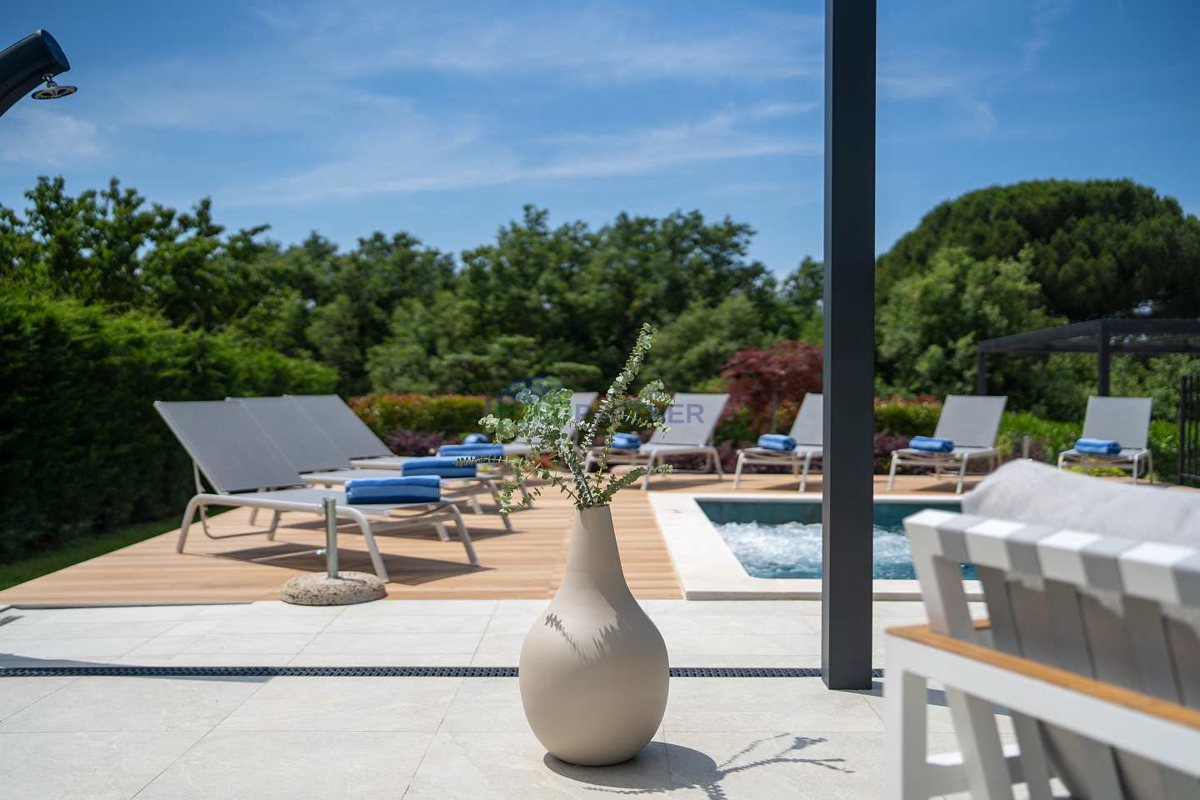 Moderna vila s pogledom na morje, Poreč, 900 m od morja