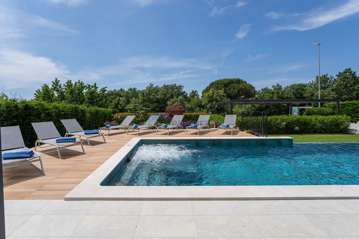 Moderna vila s pogledom na morje, Poreč, 900 m od morja