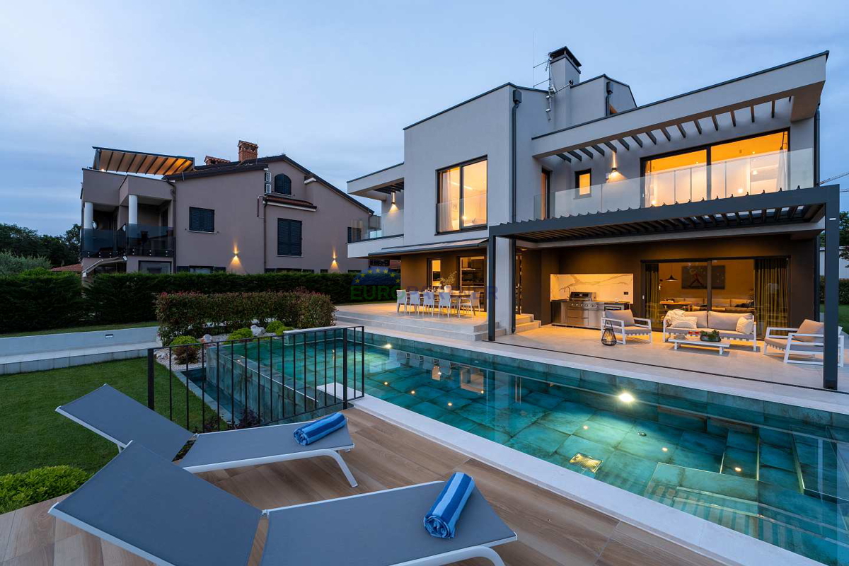 Moderna vila s pogledom na morje, Poreč, 900 m od morja