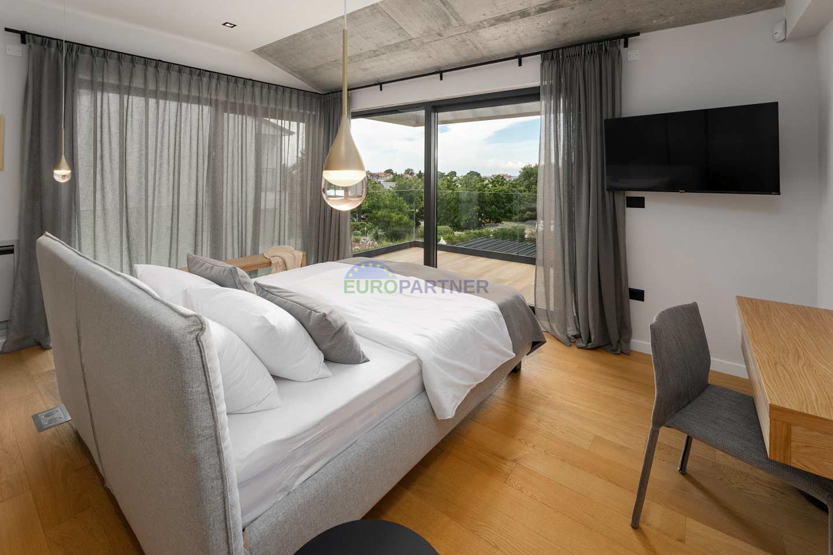 Moderna vila s pogledom na morje, Poreč, 900 m od morja