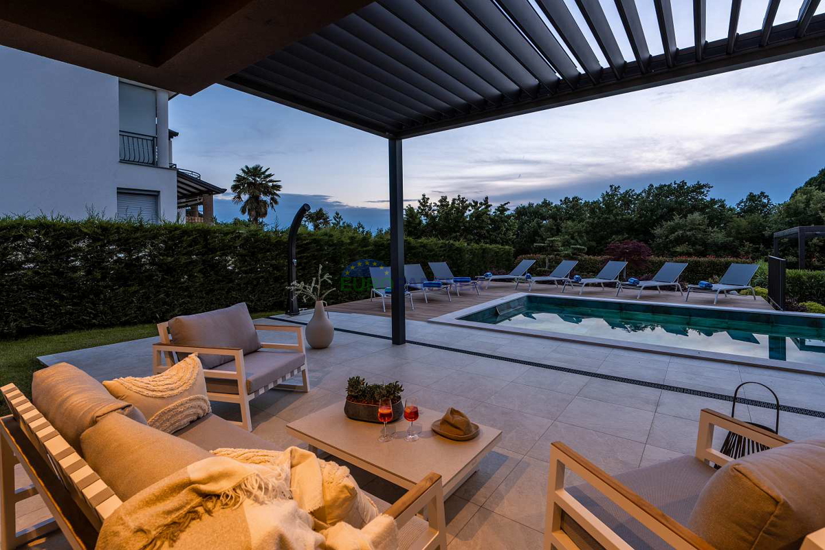 Moderna vila s pogledom na morje, Poreč, 900 m od morja