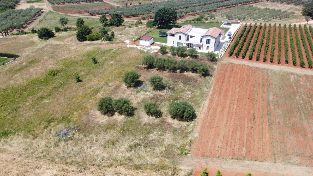 Zazidljivo zemljišče s pogledom na morje, Kaštelir, 2458m2