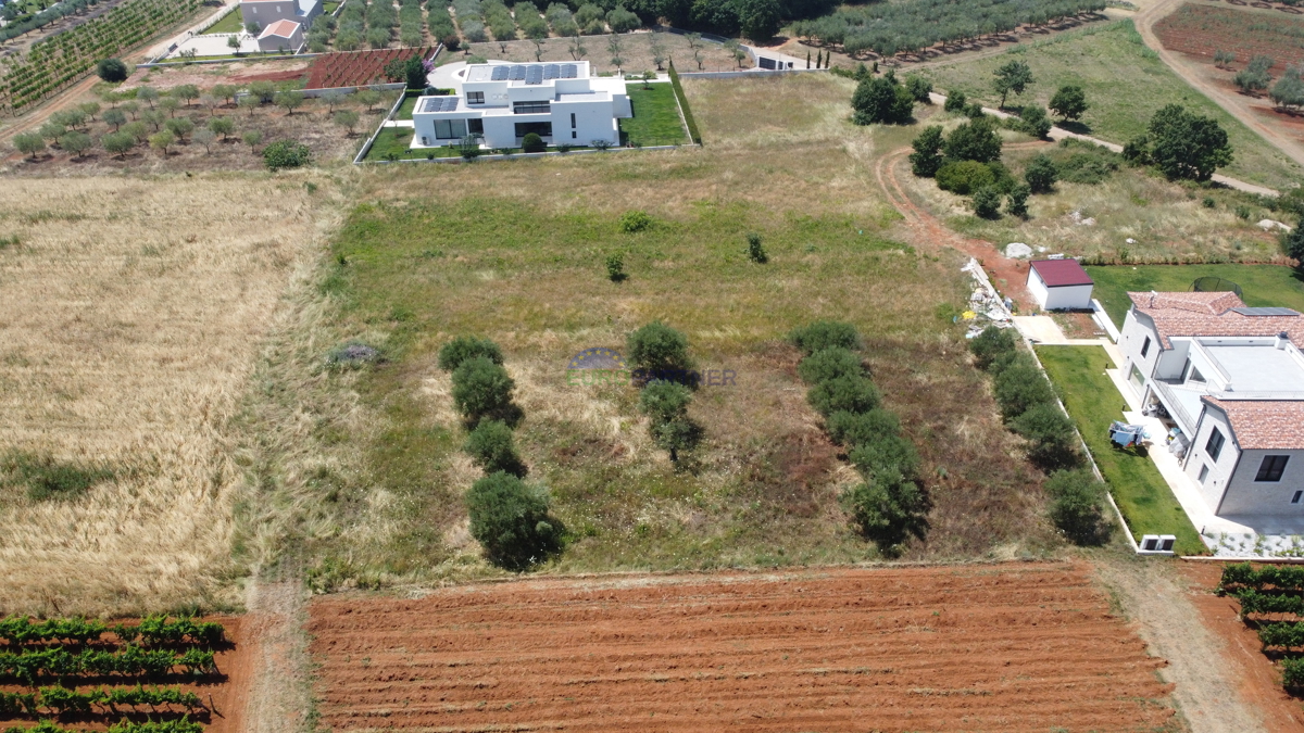 Zazidljivo zemljišče s pogledom na morje, Kaštelir, 2458m2