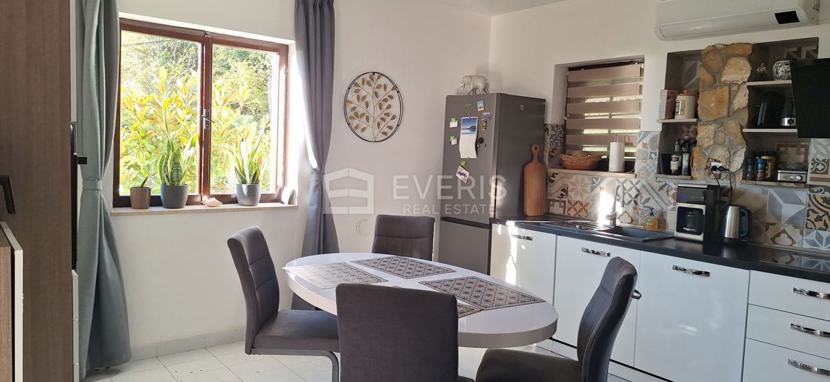 Mošćenička Draga, hiša s 4 stanovanji, pogledom na morje in vrtom