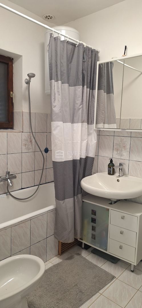 Mošćenička Draga, hiša s 4 stanovanji, pogledom na morje in vrtom