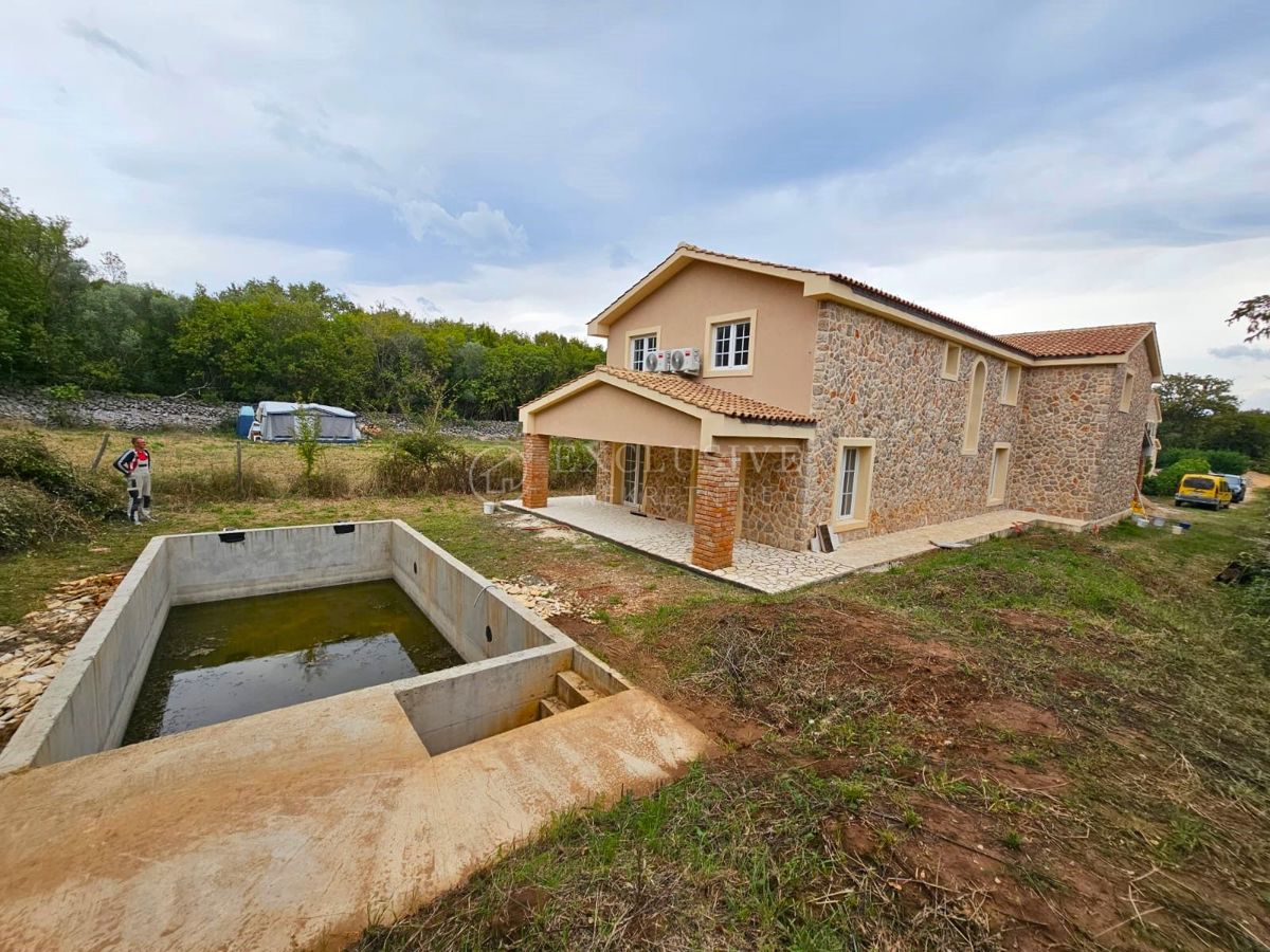 Hiša Vrbnik, 400m2