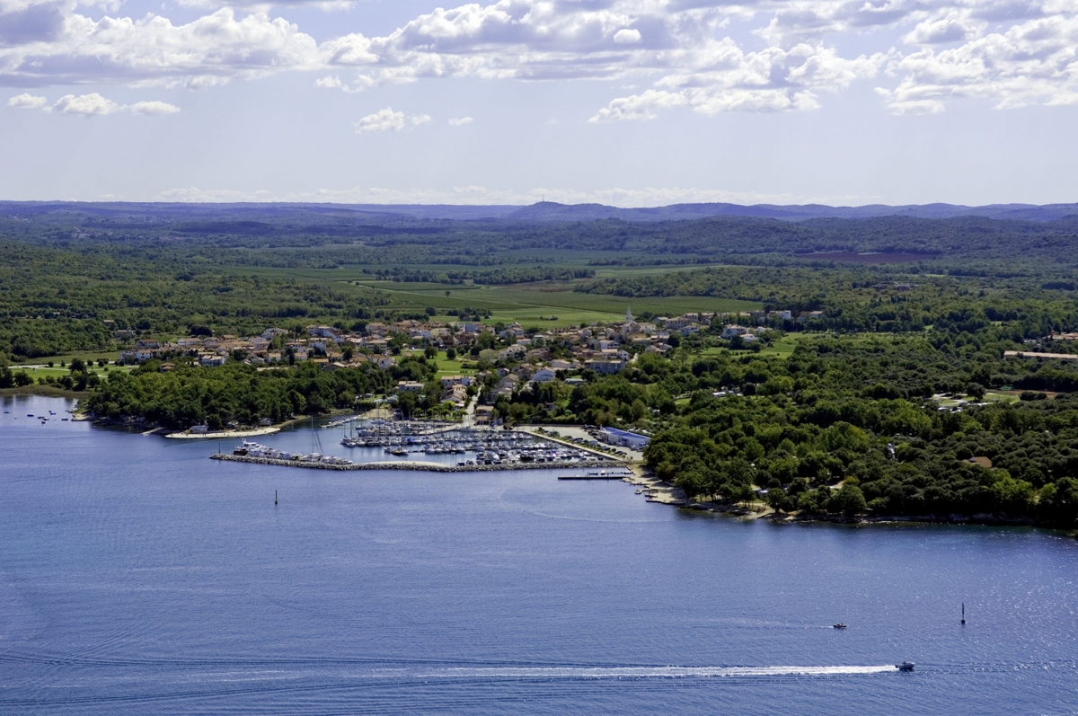 Zemljišče z gradbenim dovoljenjem 300 metrov od morja!