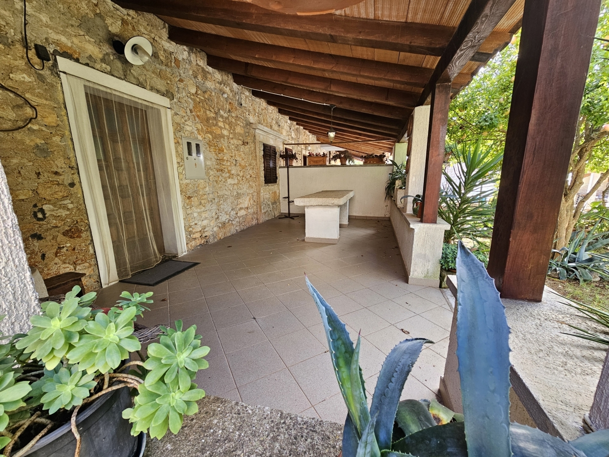 Vabriga, kamnita hiša prva v vrsti