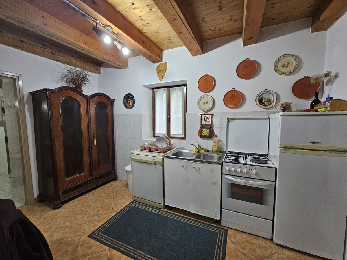 Vabriga, kamnita hiša prva v vrsti