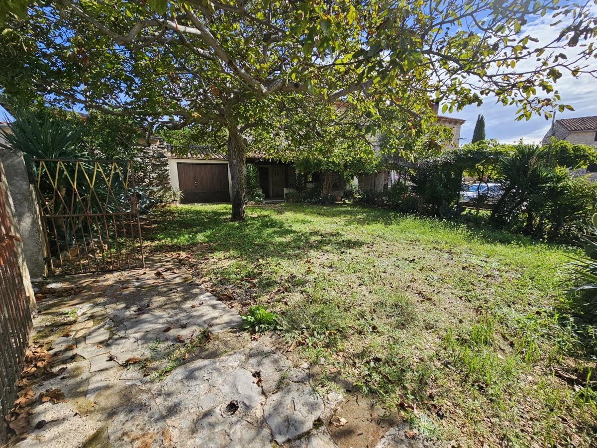 Vabriga, kamnita hiša prva v vrsti