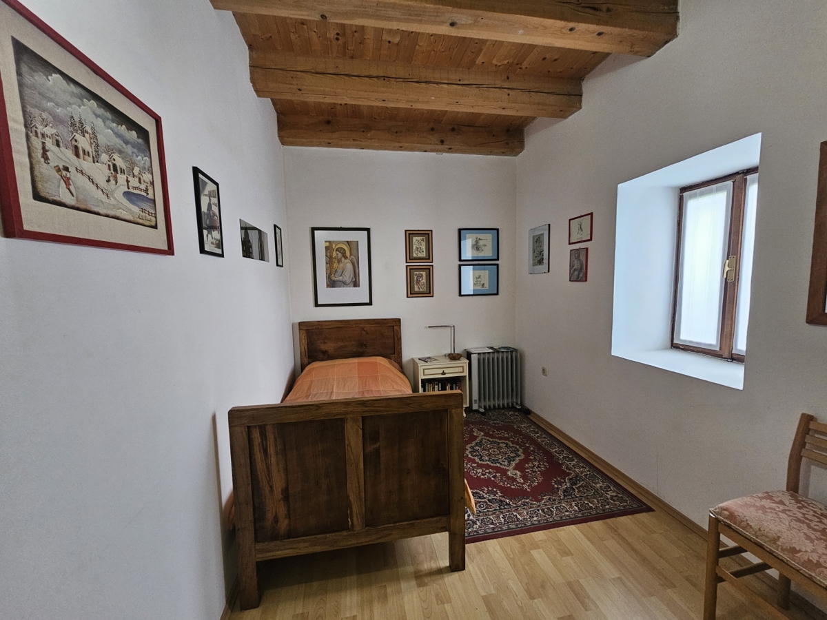 Vabriga, kamnita hiša prva v vrsti