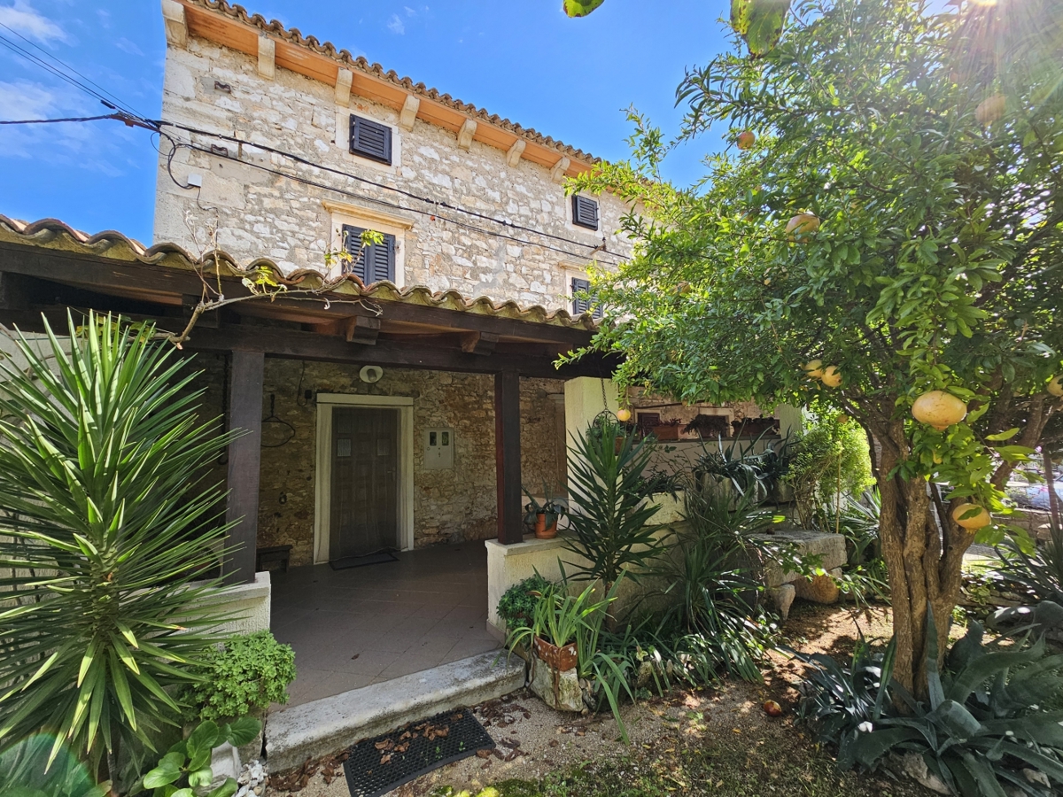 Vabriga, kamnita hiša prva v vrsti