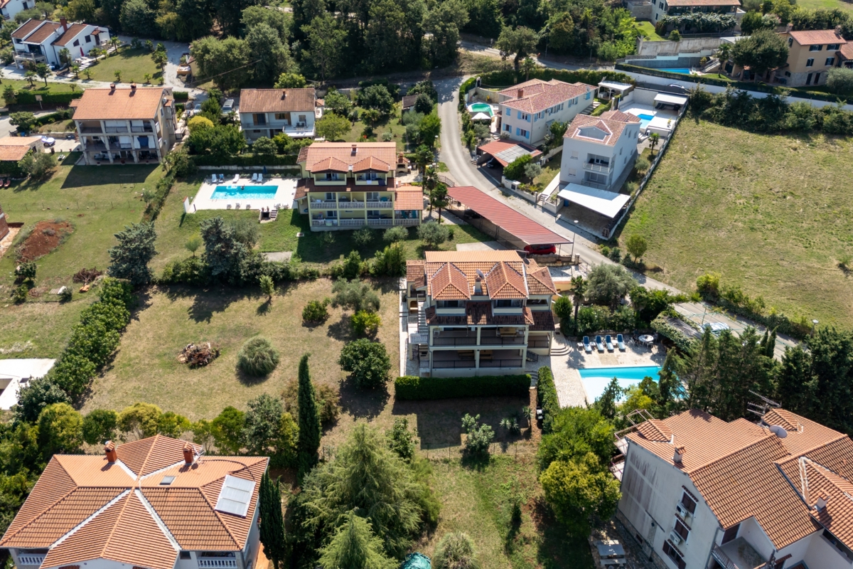 Redka priložnost: velika vila z apartmaji v bližini morja