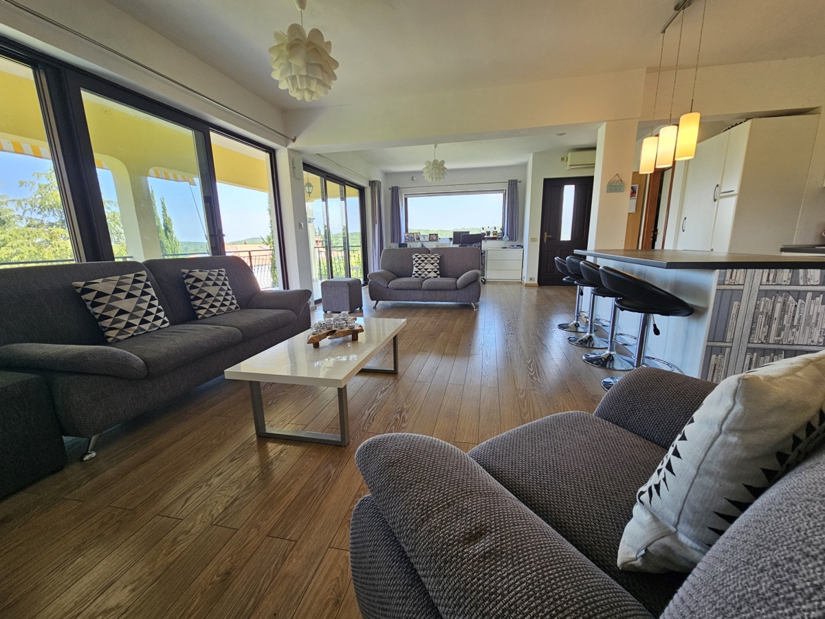 EKSKLUZIVA AGENCIJE-MUGEBA POREČ-APARTMANSKA KUĆA!