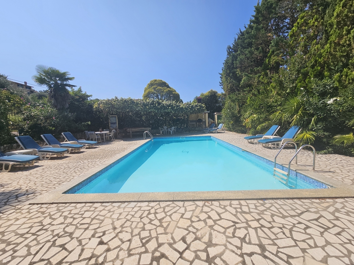 Redka priložnost: velika vila z apartmaji v bližini morja