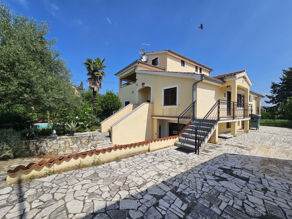 EKSKLUZIVA AGENCIJE-MUGEBA POREČ-APARTMANSKA KUĆA!
