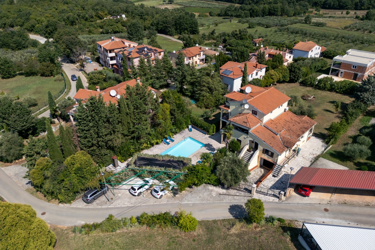 Redka priložnost: velika vila z apartmaji v bližini morja