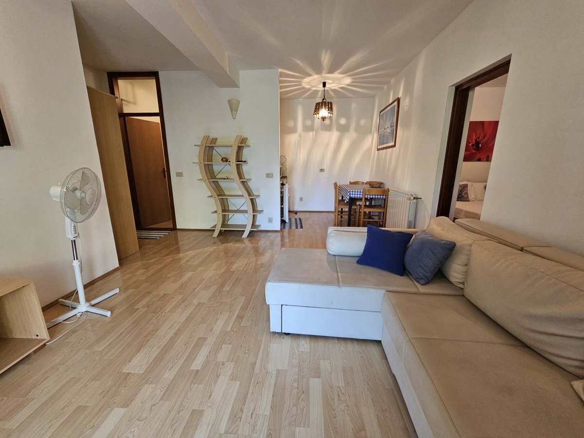 EKSKLUZIVA AGENCIJE-MUGEBA POREČ-APARTMANSKA KUĆA!