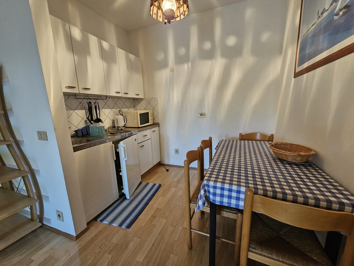 EKSKLUZIVA AGENCIJE-MUGEBA POREČ-APARTMANSKA KUĆA!