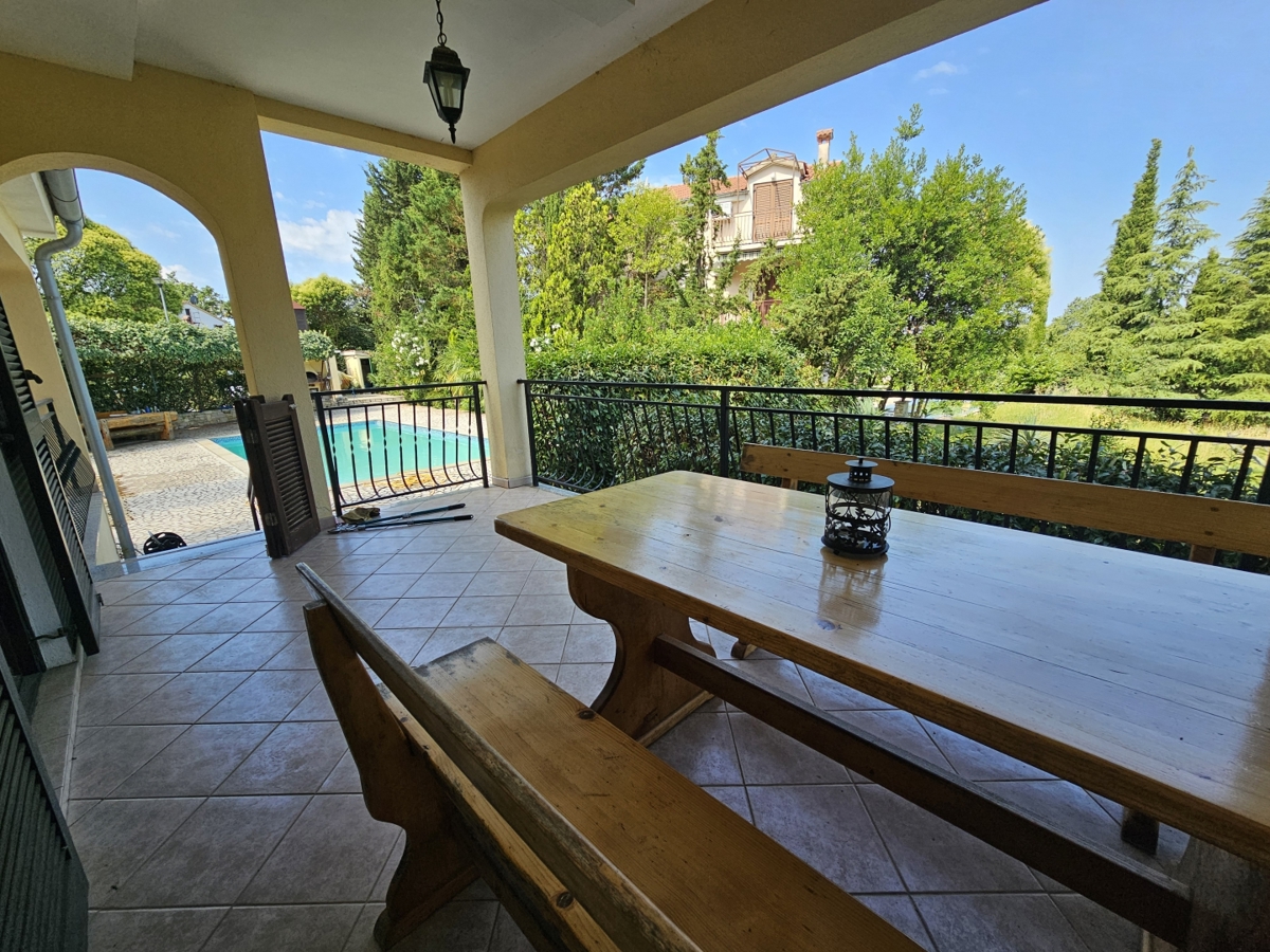 Redka priložnost: velika vila z apartmaji v bližini morja