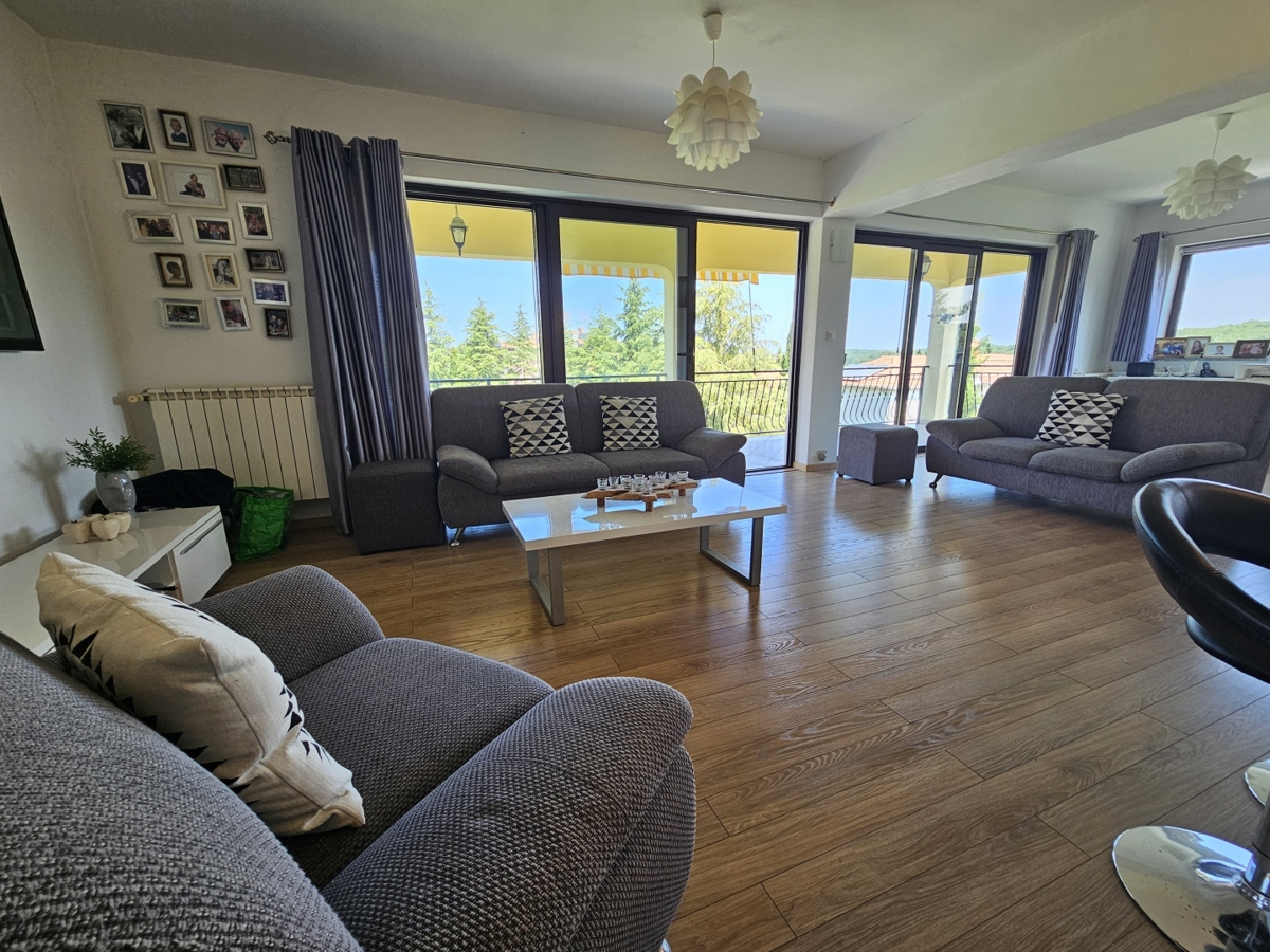 EKSKLUZIVA AGENCIJE-MUGEBA POREČ-APARTMANSKA KUĆA!