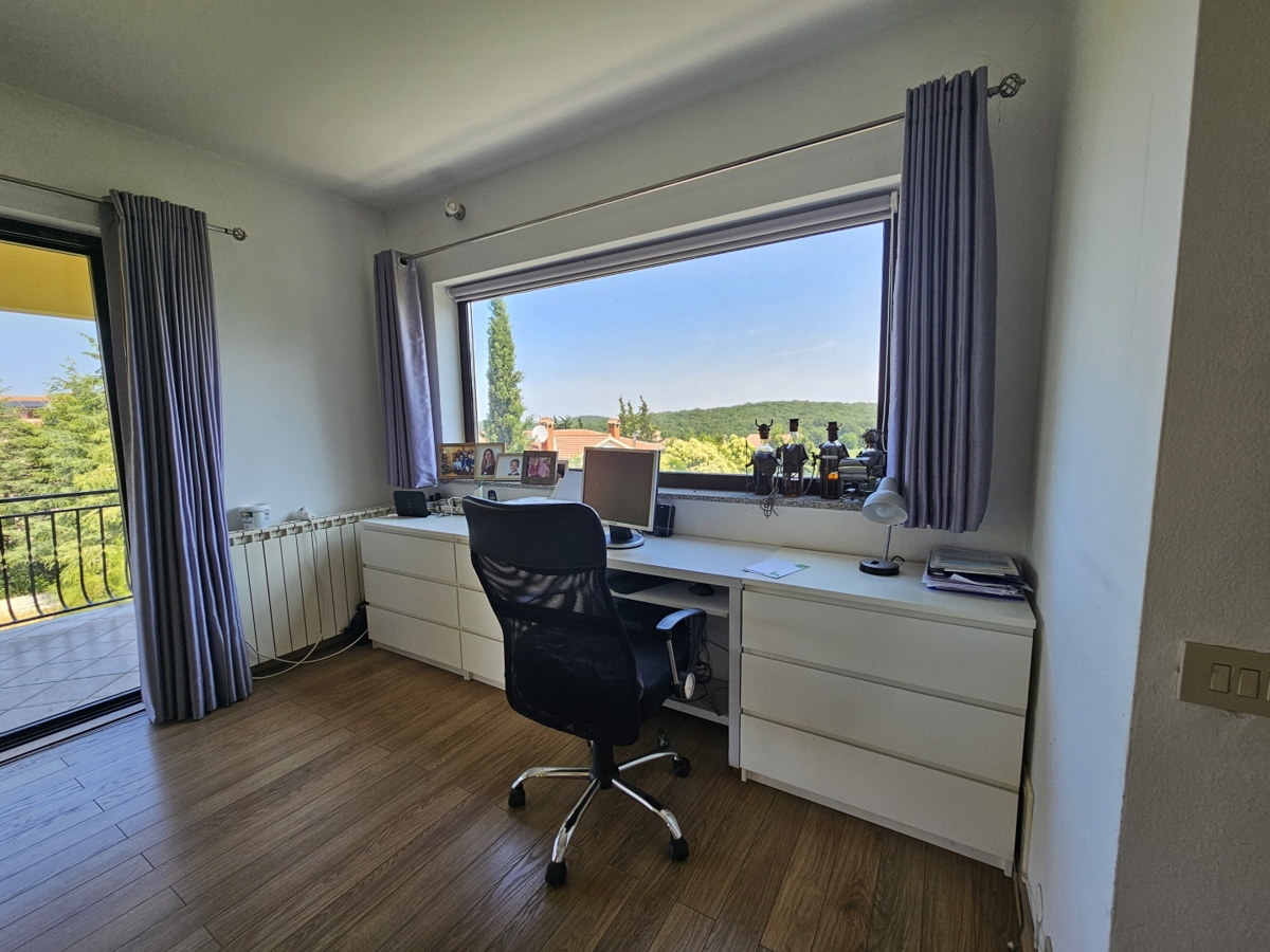 EKSKLUZIVA AGENCIJE-MUGEBA POREČ-APARTMANSKA KUĆA!