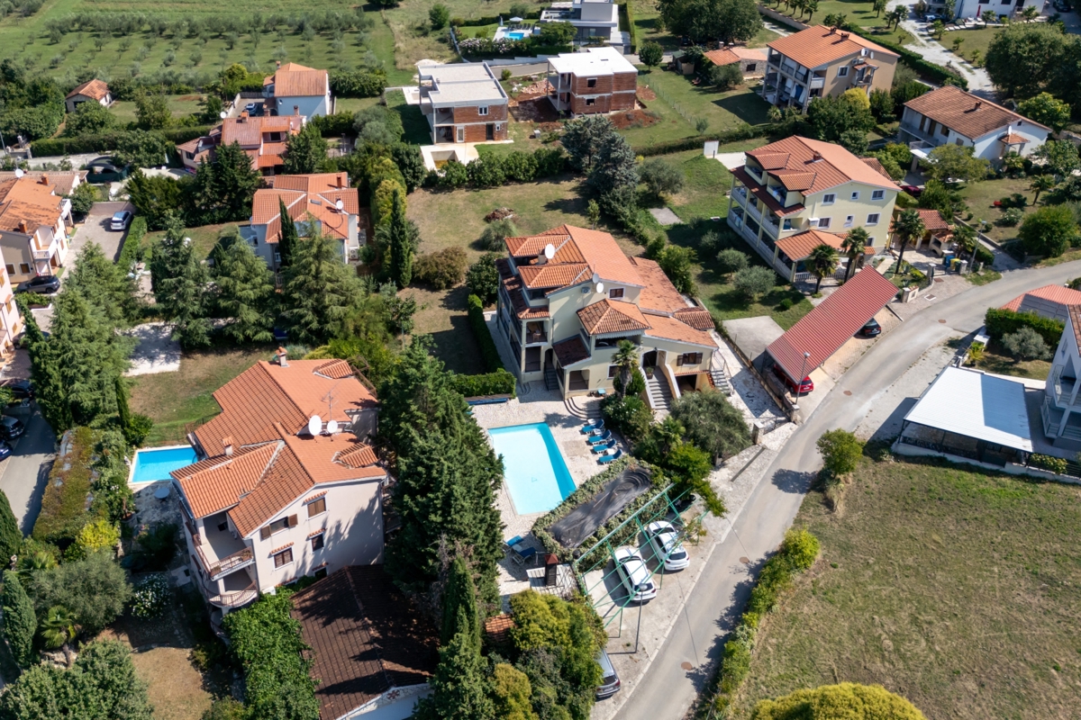 Redka priložnost: velika vila z apartmaji v bližini morja