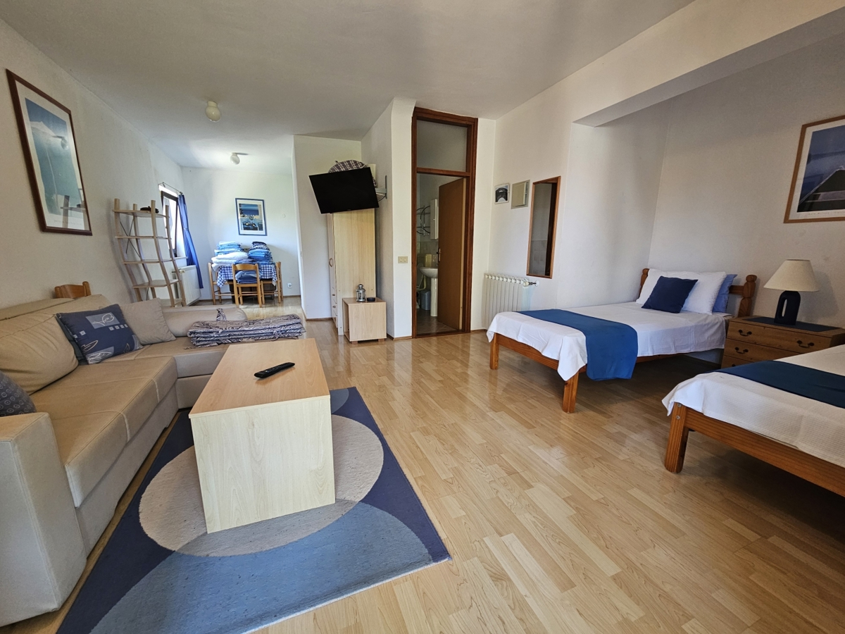 EKSKLUZIVA AGENCIJE-MUGEBA POREČ-APARTMANSKA KUĆA!