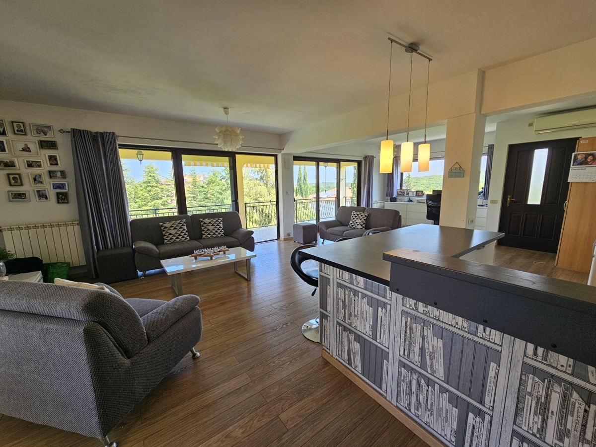 EKSKLUZIVA AGENCIJE-MUGEBA POREČ-APARTMANSKA KUĆA!