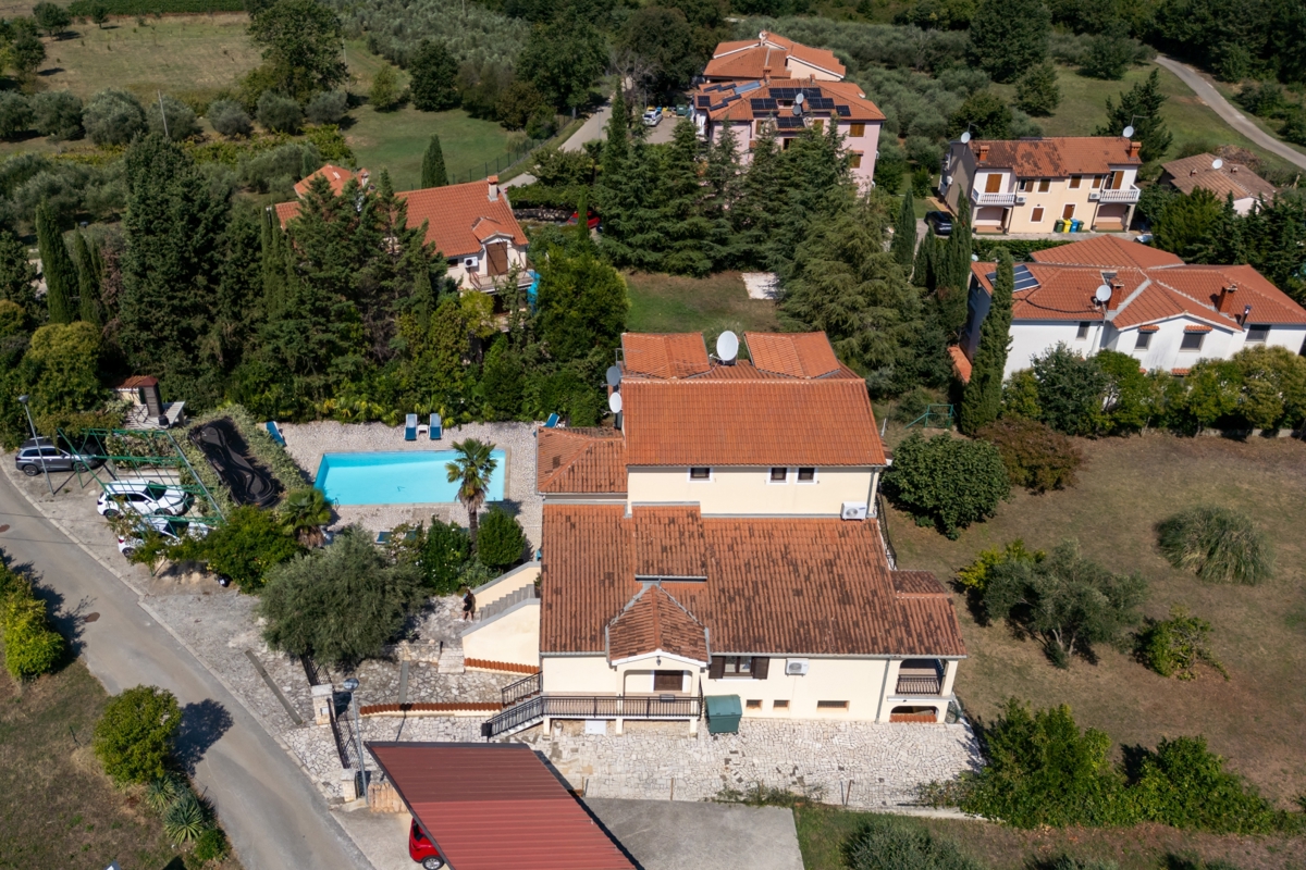 Redka priložnost: velika vila z apartmaji v bližini morja