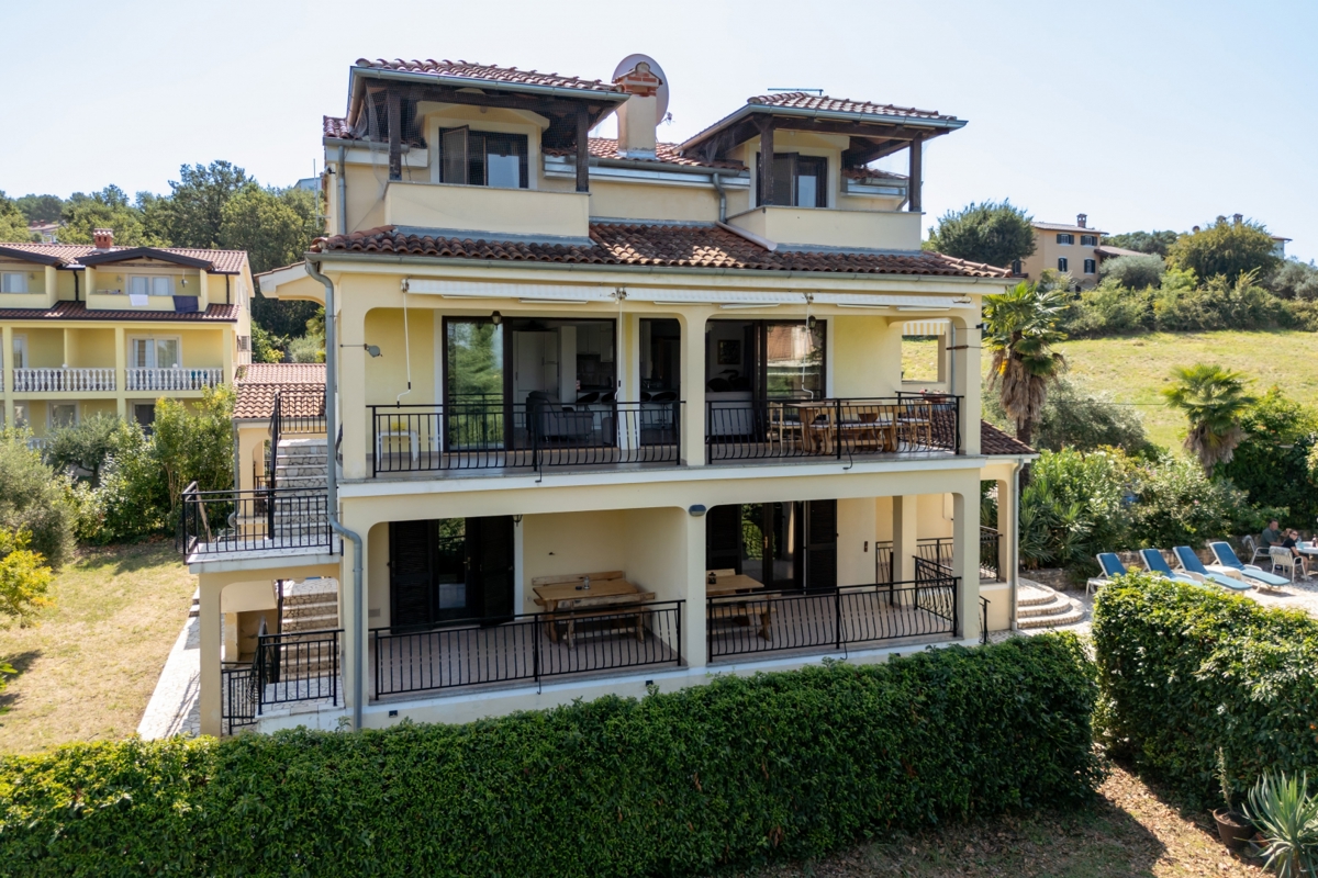 Redka priložnost: velika vila z apartmaji v bližini morja