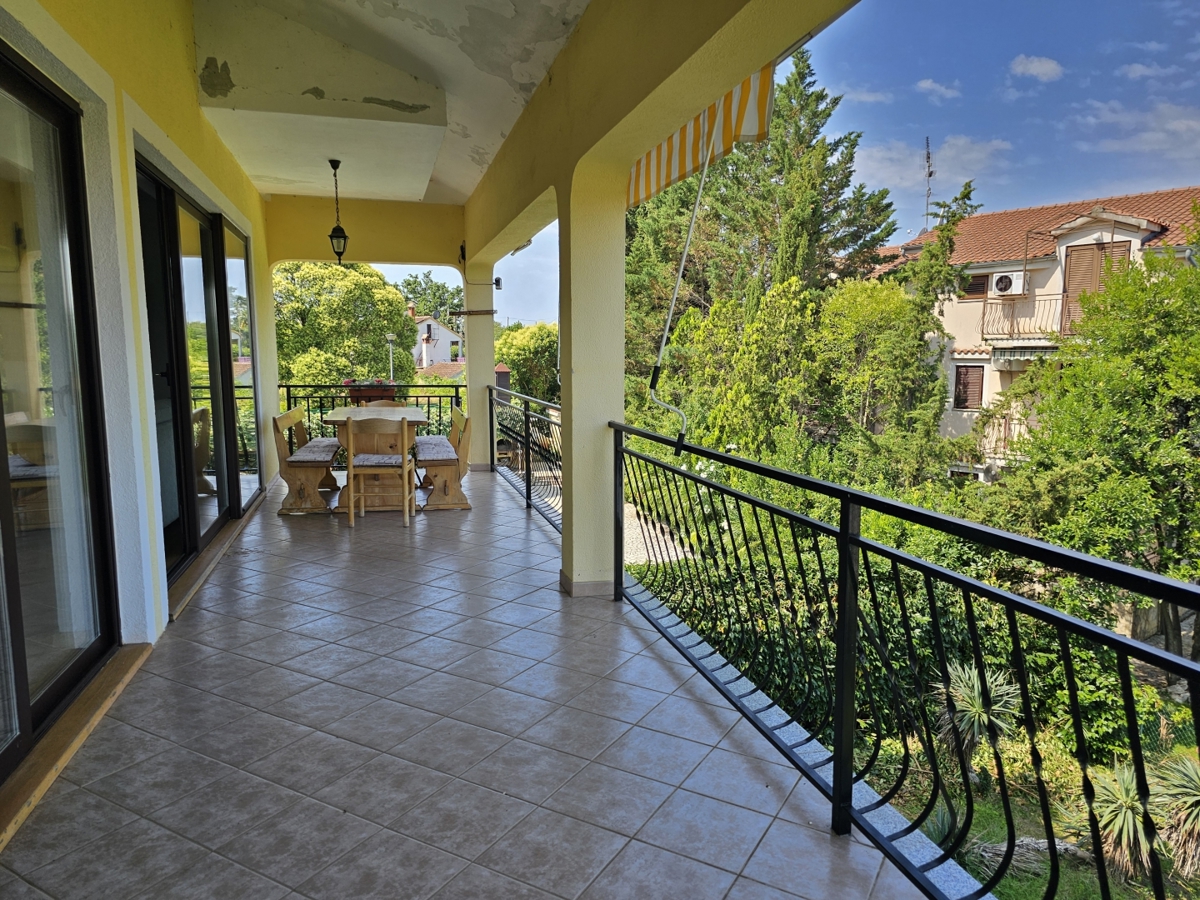 EKSKLUZIVA AGENCIJE-MUGEBA POREČ-APARTMANSKA KUĆA!