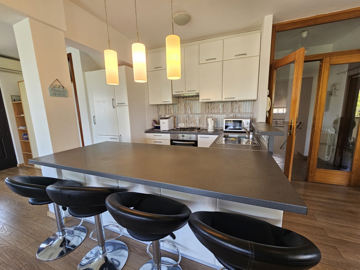 EKSKLUZIVA AGENCIJE-MUGEBA POREČ-APARTMANSKA KUĆA!