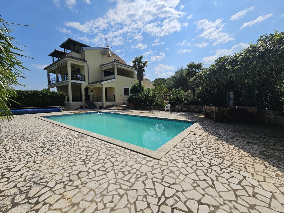 EKSKLUZIVA AGENCIJE-MUGEBA POREČ-APARTMANSKA KUĆA!