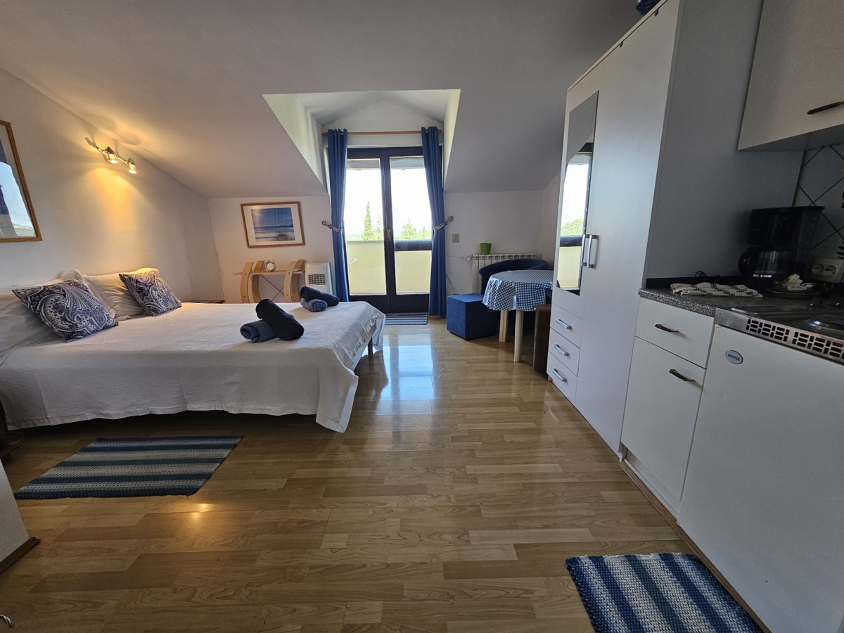 EKSKLUZIVA AGENCIJE-MUGEBA POREČ-APARTMANSKA KUĆA!