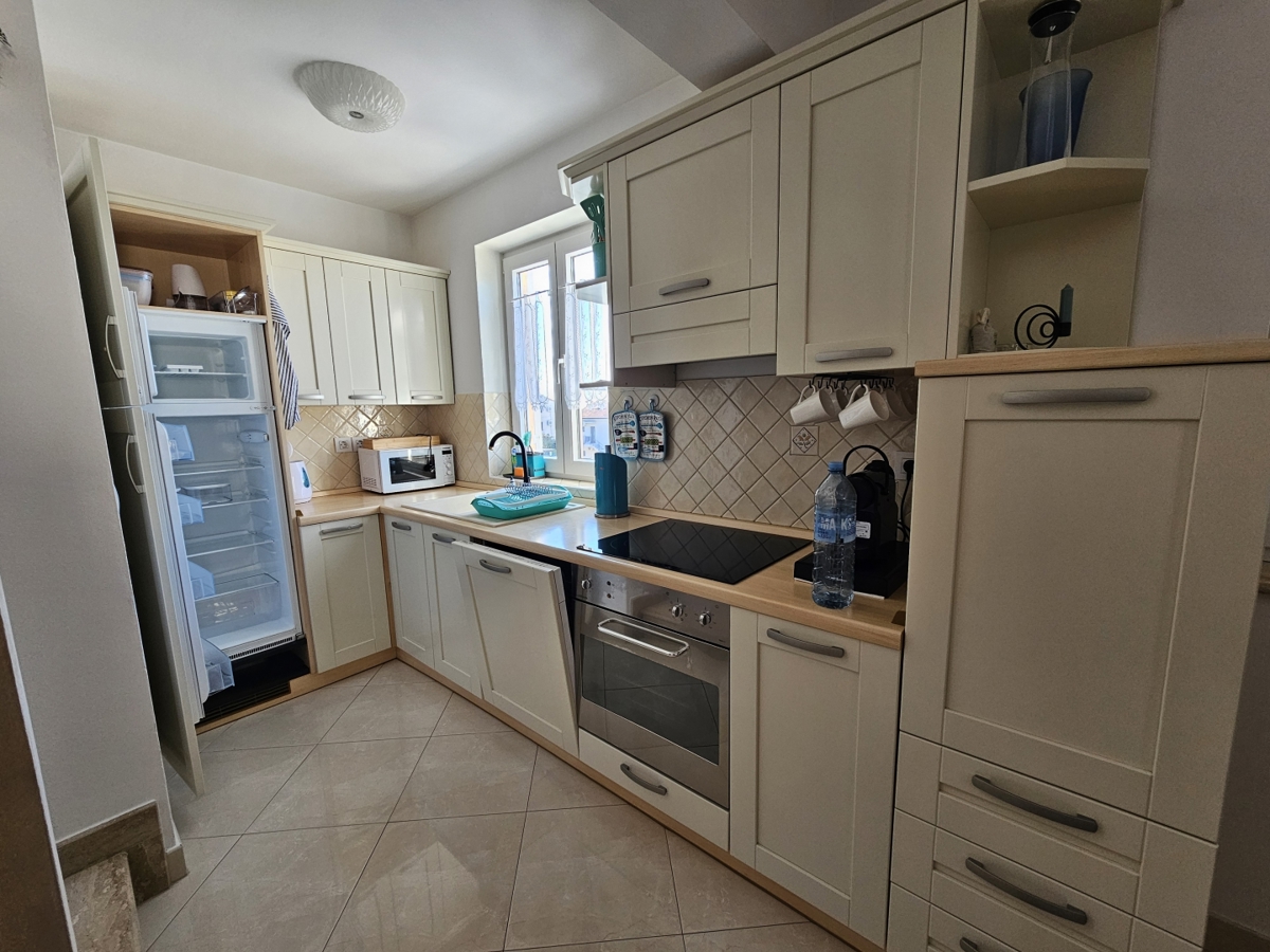 Poreč - Dvostanovanjsko stanovanje z garažo 800 m od morja!