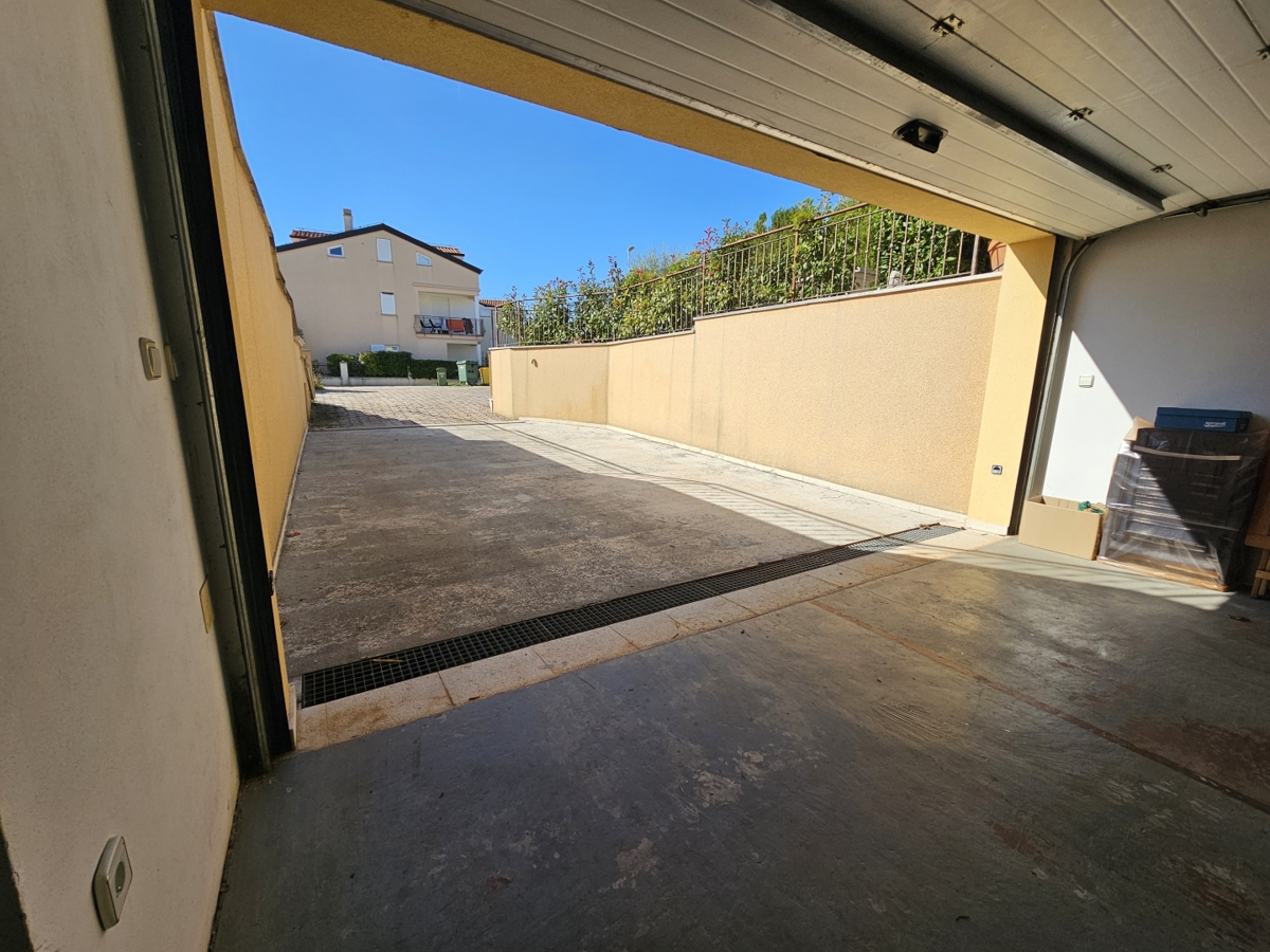 Poreč - Dvostanovanjsko stanovanje z garažo 800 m od morja!